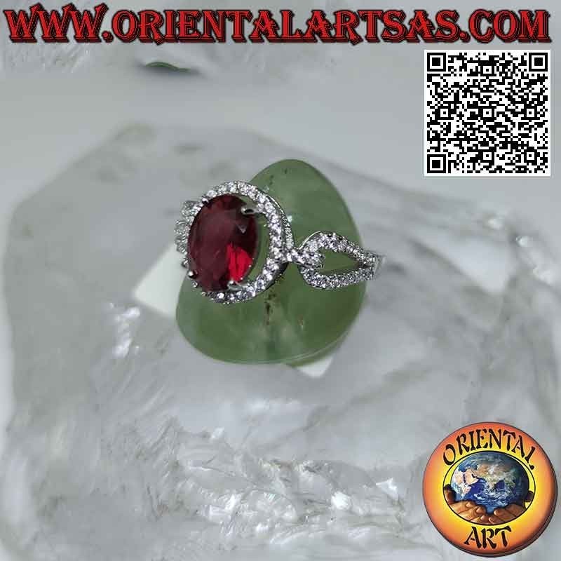Anillo de plata con granate ovalado engastado rodeado de circonitas blancas y enganchado en los laterales