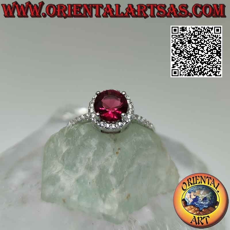 Anello in argento con rubino sintetico tondo incastonato contornato da zirconi e prolungamento sui lati