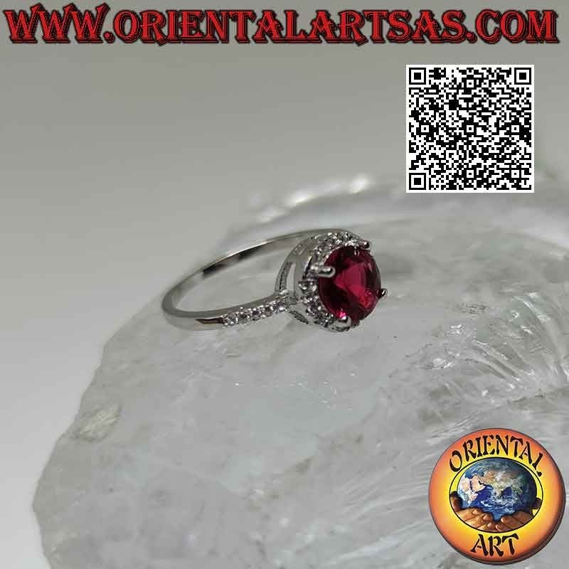 Anillo de plata con rubí sintético redondo engastado rodeado de circonitas y extensión en los laterales