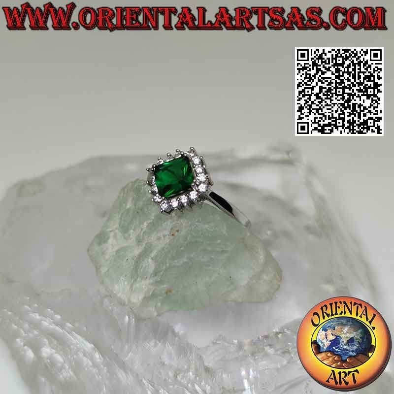 Anillo solitario de plata con esmeralda sintética romboidal cuadrada engastada rodeada de circonitas blancas