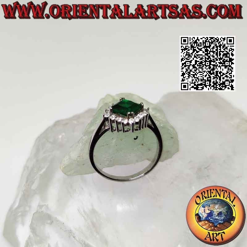 Anello in argento solitario con smeraldo di sintesi quadrato romboidale incastonato contornato da zirconi bianchi