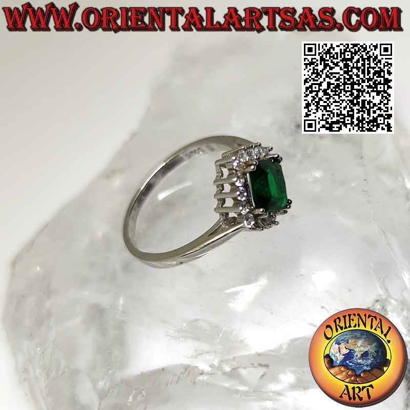 Bague en argent solitaire avec émeraude synthétique carrée rhomboïdale sertie entourée de zircons blancs