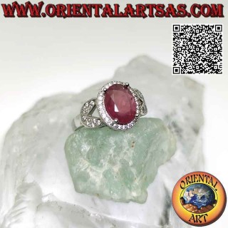 Anello in argento con grande rubino naturale ovale incastonato contornato da zirconi e agganciato a due sui lati