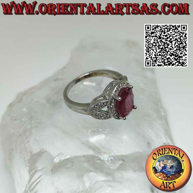 Bague en argent avec gros rubis naturel ovale serti entouré de zircons et accroché à deux sur les côtés
