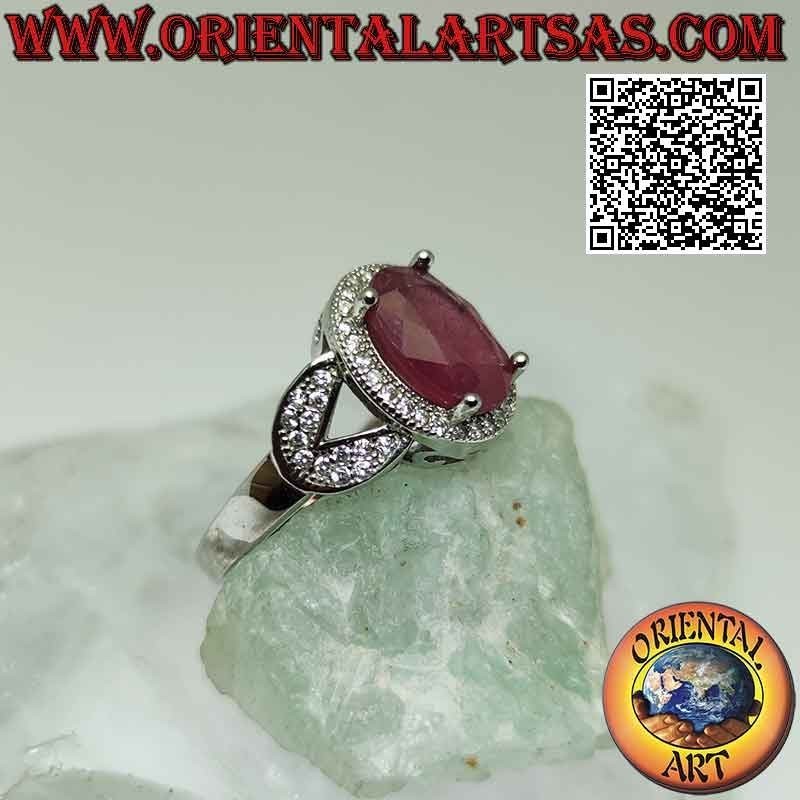 Anello in argento con grande rubino naturale ovale incastonato contornato da zirconi e agganciato a due sui lati