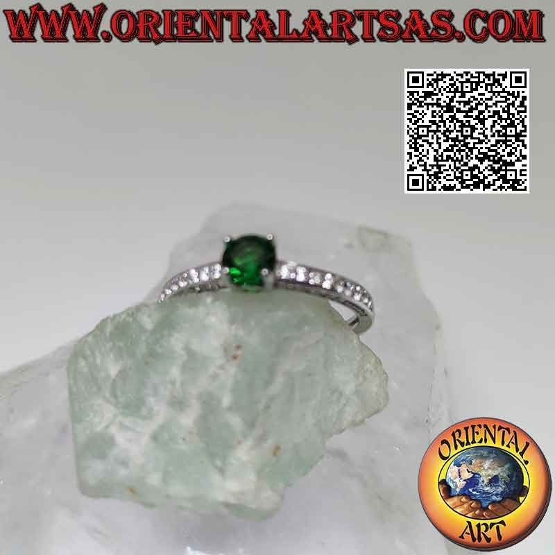 Anillo solitario de plata con engaste de esmeraldas sintéticas redondas y circonitas blancas en los laterales