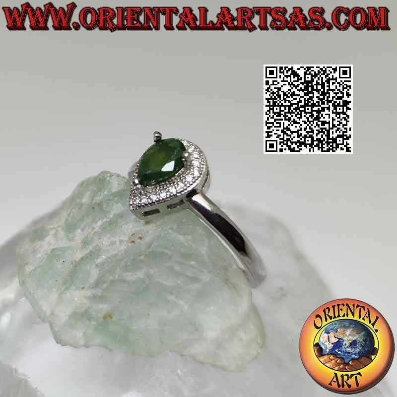 Anillo solitario de plata con esmeralda natural de gota alta engastada rodeada de circonitas