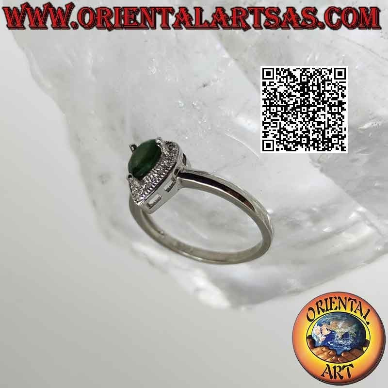 Anillo solitario de plata con esmeralda natural de gota alta engastada rodeada de circonitas