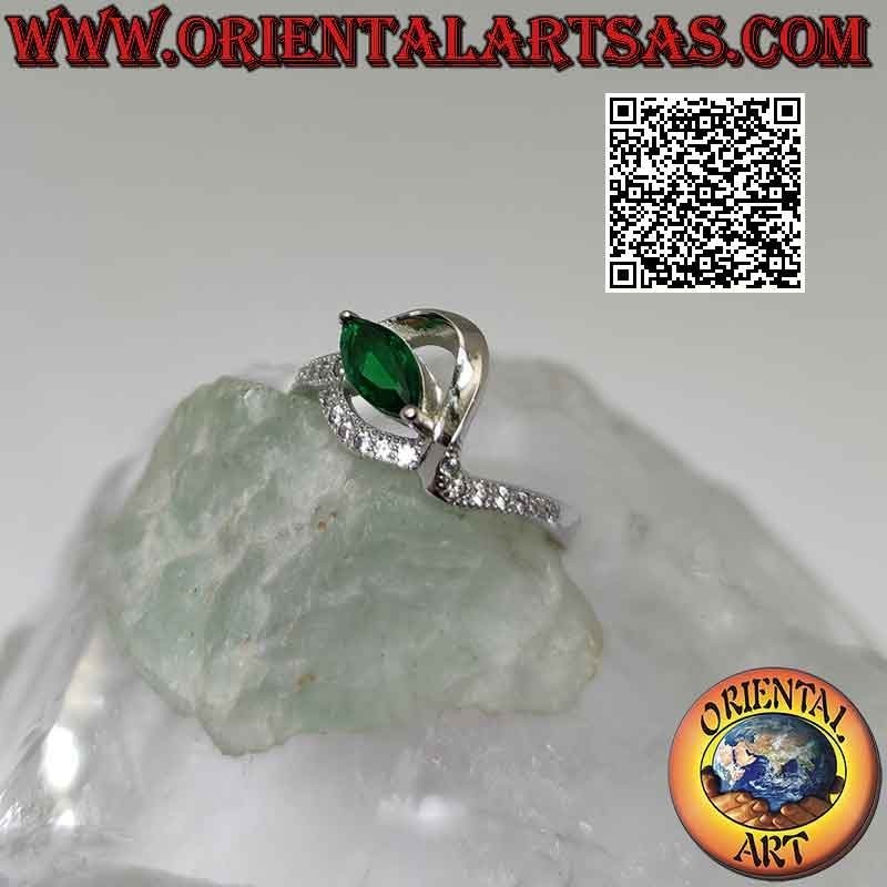 Anello in argento con smeraldo di sintesi a navetta incastonato tra due linee intrecciate (liscia e con zirconi)