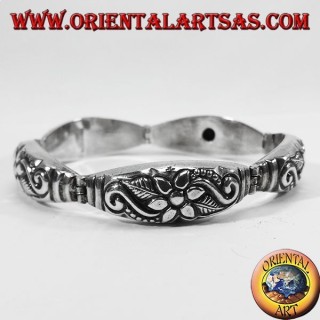 Bracciale in argento semirigido cesellato a mano fiore