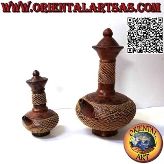 Brocca magica tradizionale di Lombok in terracotta e filo di midollino intrecciato, fatta a mano