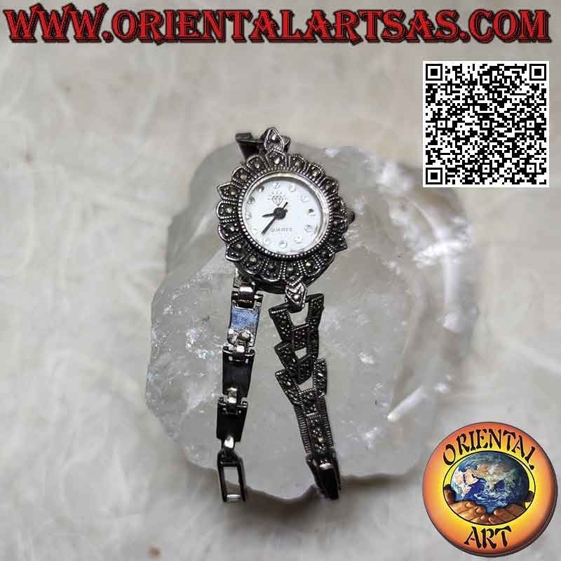 Reloj redondo de cuarzo en plata 925 ‰ con correa trapezoidal tachonada de marcasitas y circonitas en la esfera