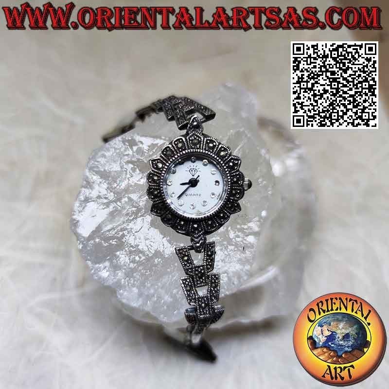 Orologio tondo al quarzo in argento 925‰ con cinturino a trapezi tempestato di marcasite e zirconi sul quadrante
