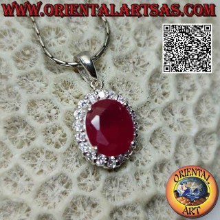 Colgante de plata con gran rubí sintético ovalado engastado rodeado de circonitas redondas engastadas