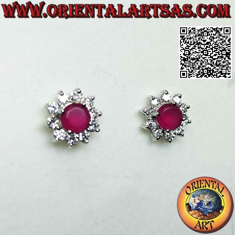 Pendientes de plata de lóbulo a flor con rubí sintético redondo engastado rodeado de circonitas blancas