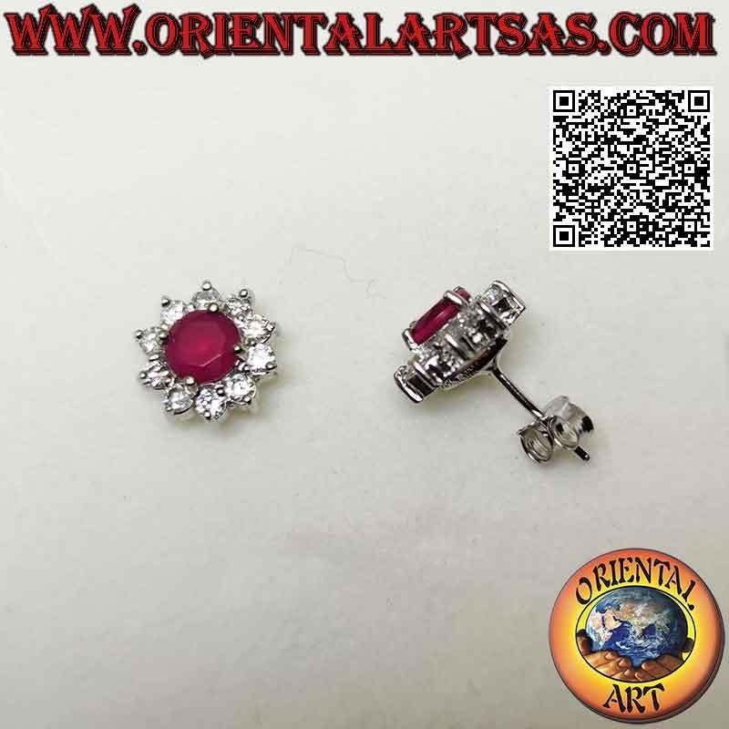 Boucles d'oreilles en argent de lobe à fleur avec rubis synthétique rond serti entouré de zircons blancs