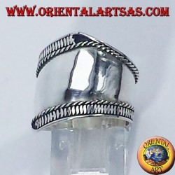 Anillo de plata de banda ancha, Bali con líneas asimétricas