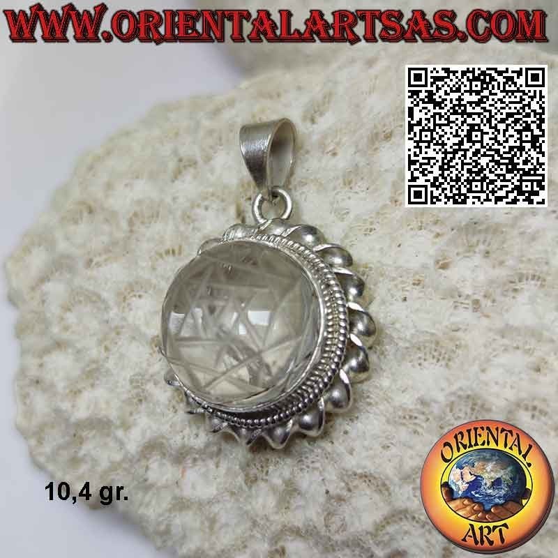 Pendentif en argent avec Sri Yantra gravé sur cristal de roche rond entouré d'un cordon hélicoïdal
