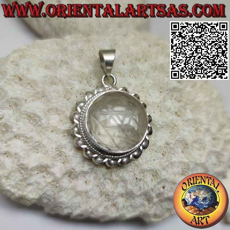 Colgante de plata con Sri Yantra grabado en cristal de roca redondo rodeado de cordón helicoidal