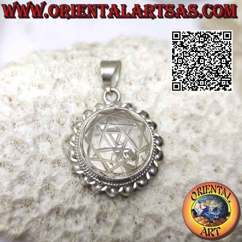 Colgante de plata con Sri Yantra grabado en cristal de roca redondo rodeado de cordón helicoidal