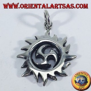 Pendentif circulaire en argent 925 avec le symbole du Tomoe solaire et finition vieillie.