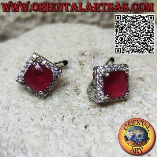 Boucles d'oreilles en argent avec rubis synthétique carré rhomboïde serti entouré de zircons blancs (levier)