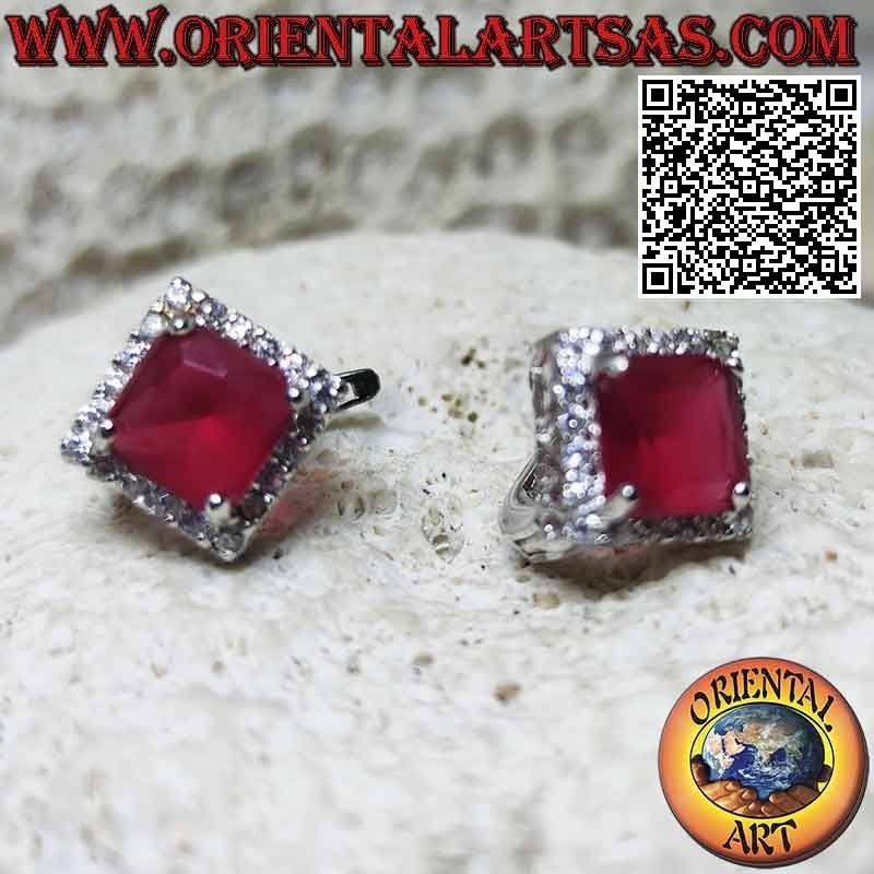 Boucles d'oreilles en argent avec rubis synthétique carré rhomboïde serti entouré de zircons blancs (levier)