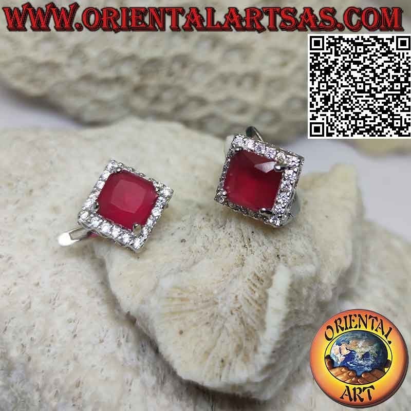 Pendientes de plata con rubí sintético cuadrado romboidal engastado rodeado de circonitas blancas (palanca)