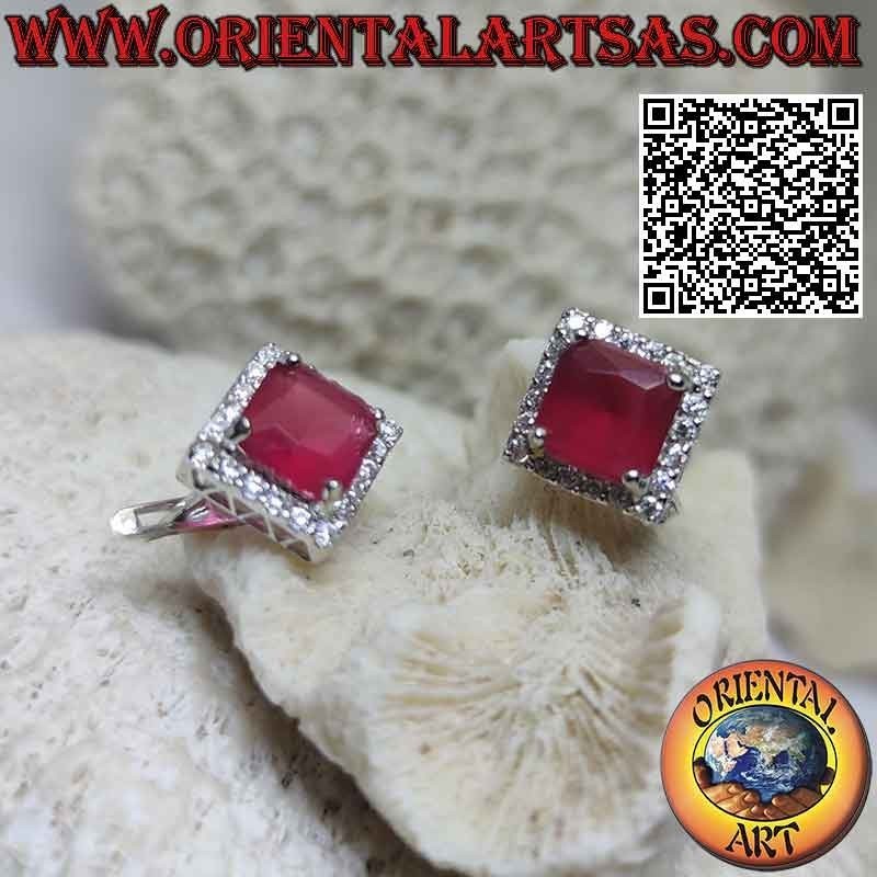 Boucles d'oreilles en argent avec rubis synthétique carré rhomboïde serti entouré de zircons blancs (levier)