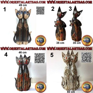 Scultura di una coppia di gatti seduti realizzata e decorata a mano in legno di balsa