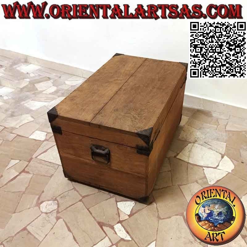 Cómoda antigua tradicional con esquinas reforzadas de latón en madera de teca de 70 cm.