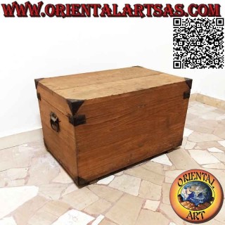 Cómoda antigua tradicional con esquinas reforzadas de latón en madera de teca de 70 cm.