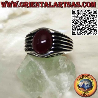Anillo de plata con granate cabujón ovalado y líneas paralelas grabadas en los laterales