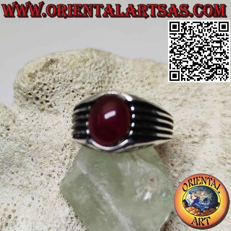 Silberring mit ovalem Cabochon-Granat und seitlich eingravierten parallelen Linien