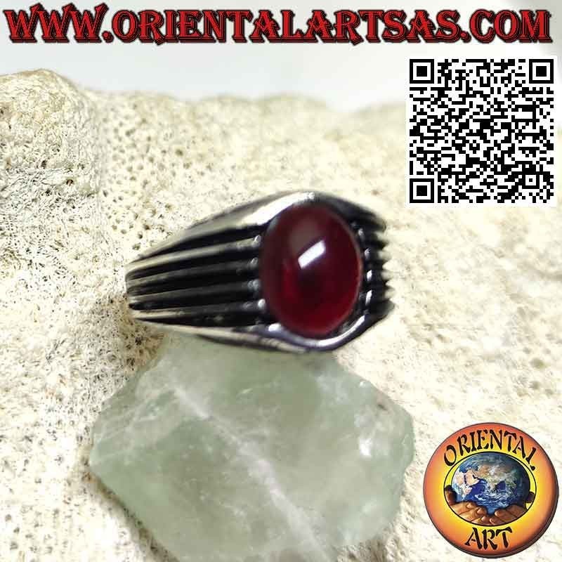 Silberring mit ovalem Cabochon-Granat und seitlich eingravierten parallelen Linien