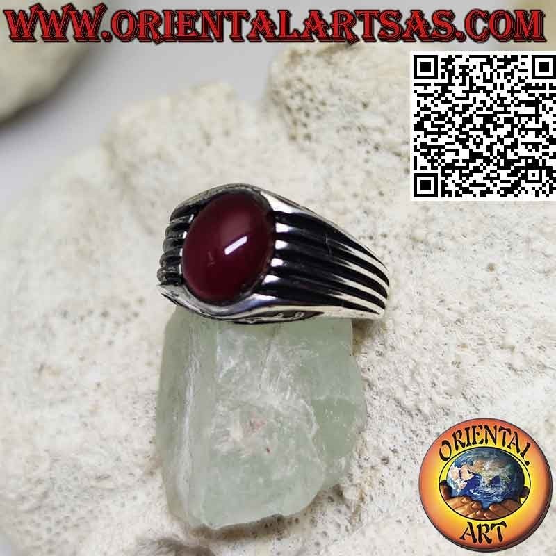 Bague en argent avec grenat cabochon ovale et lignes parallèles gravées sur les côtés