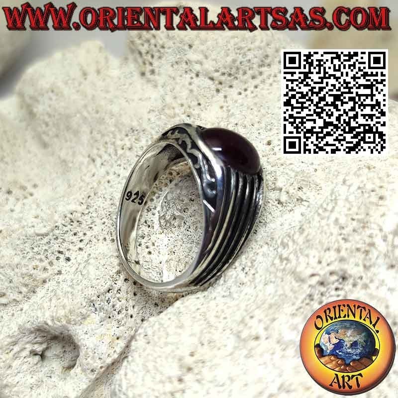 Anello in argento con granato ovale cabochon e righe parallele incise sui lati
