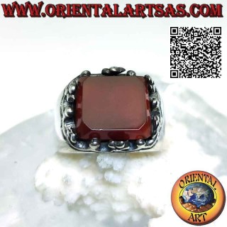 Anillo de plata con cornalina rectangular en relieve enmarcada por bolas y cruces