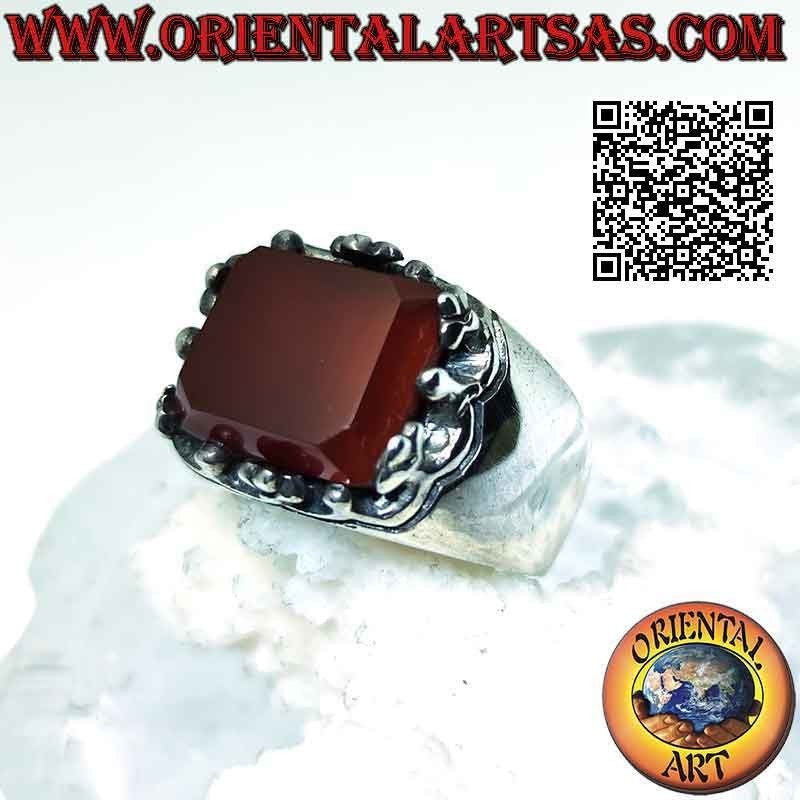 Anillo de plata con cornalina rectangular en relieve enmarcada por bolas y cruces
