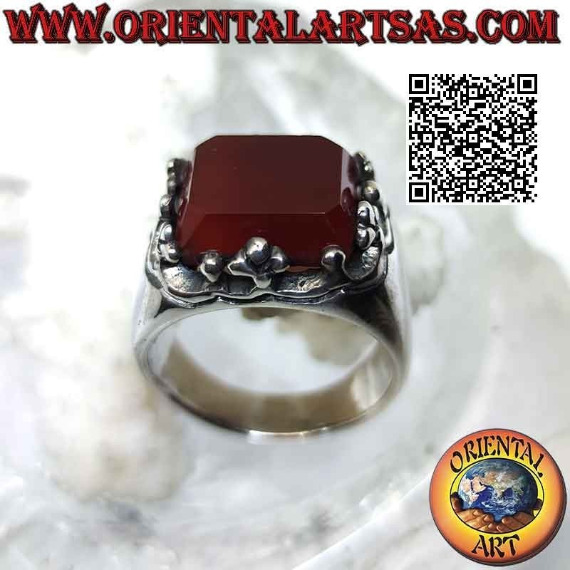 Anello in argento con corniola rettangolare rialzata incorniciata da palline e croci