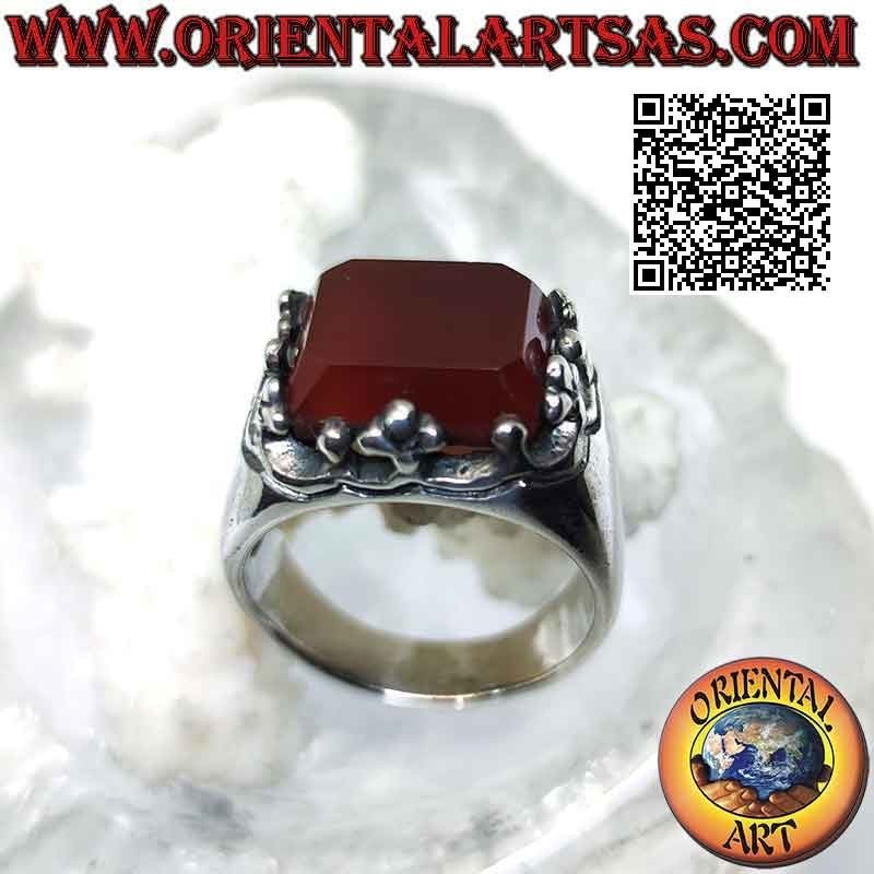 Anillo de plata con cornalina rectangular en relieve enmarcada por bolas y cruces