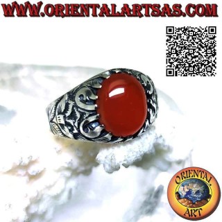 Anello in argento con corniola ovale cabochon incastonata e decoro mistico a bassorilievo