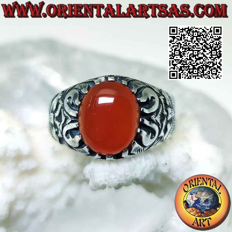 Anillo de plata con cornalina cabujón oval engastado y decoración mística en bajorrelieve