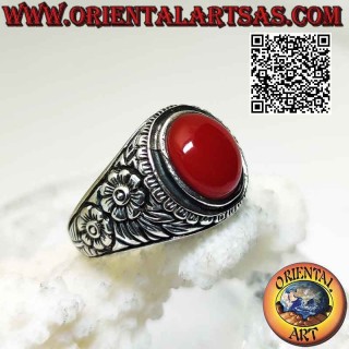 Bague en argent avec cornaline cabochon ovale et fleur double gravée en relief sur les côtés