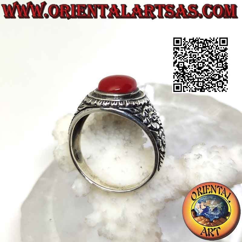 Bague en argent avec cornaline cabochon ovale et fleur double gravée en relief sur les côtés