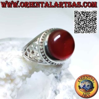 Bague en argent avec cornaline cabochon rond et une série de triangles ajourés sur les côtés
