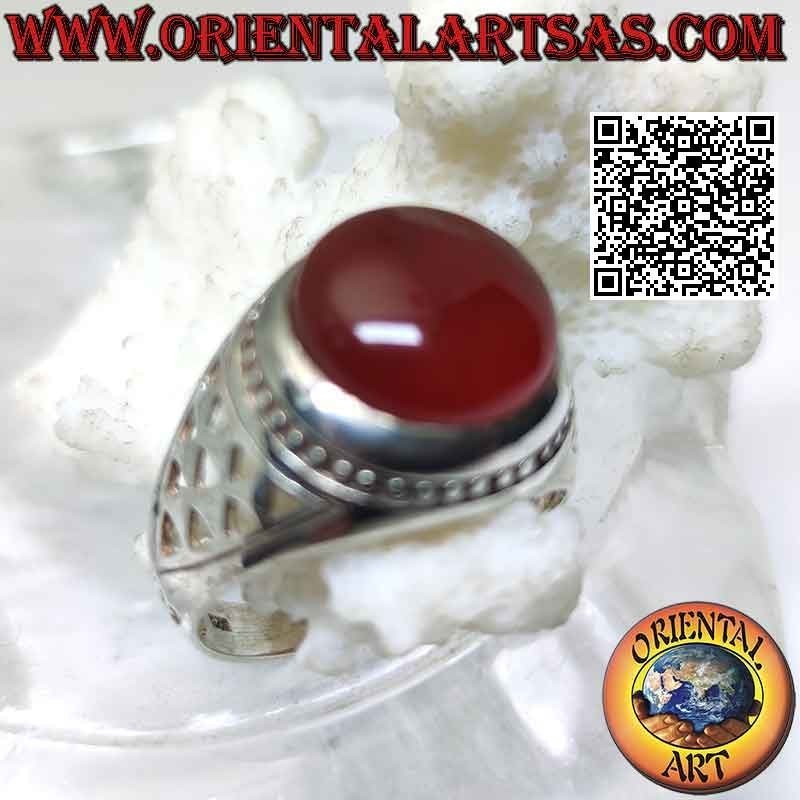 Anello in argento con corniola tonda cabochon e serie di trafori triangolari sui lati