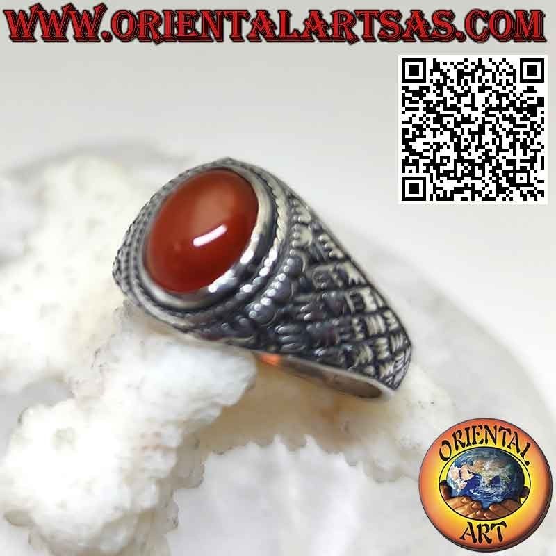 Bague en argent avec cabochon ovale cornaline tissage rhomboïde gravé sur les côtés