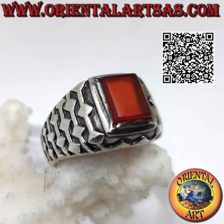 Anillo de plata con cornalina rectangular en relieve y líneas en relieve y decoración de rombos.