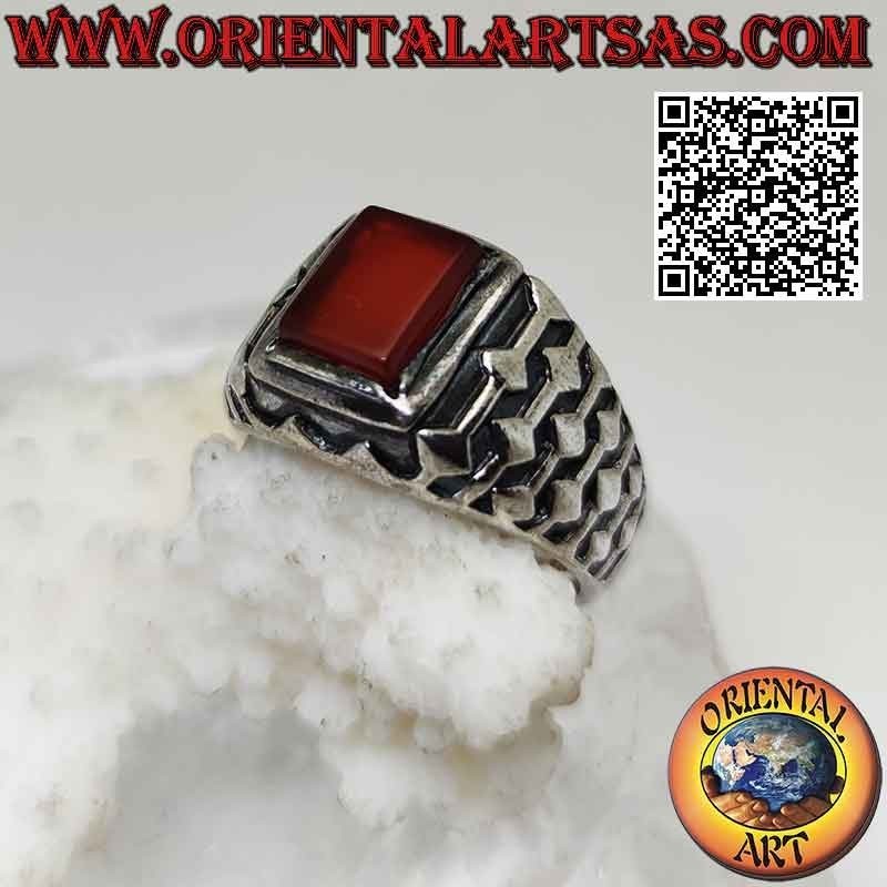 Anello in argento con corniola rettangolare rialzata e decoro di linee e rombi in rilievo